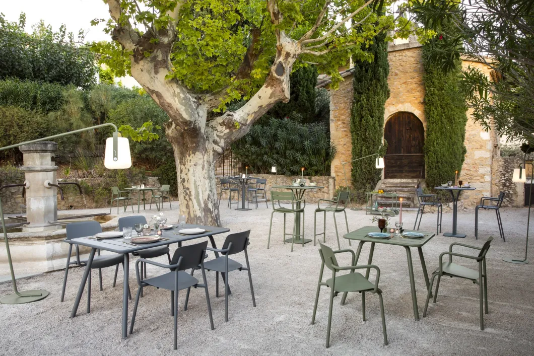 TABLE 143 X 80 CM