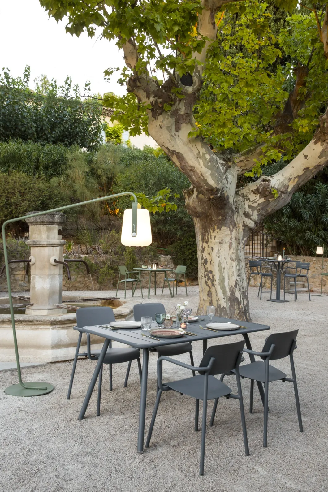 TABLE 143 X 80 CM