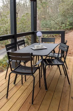 TABLE 143 X 80 CM