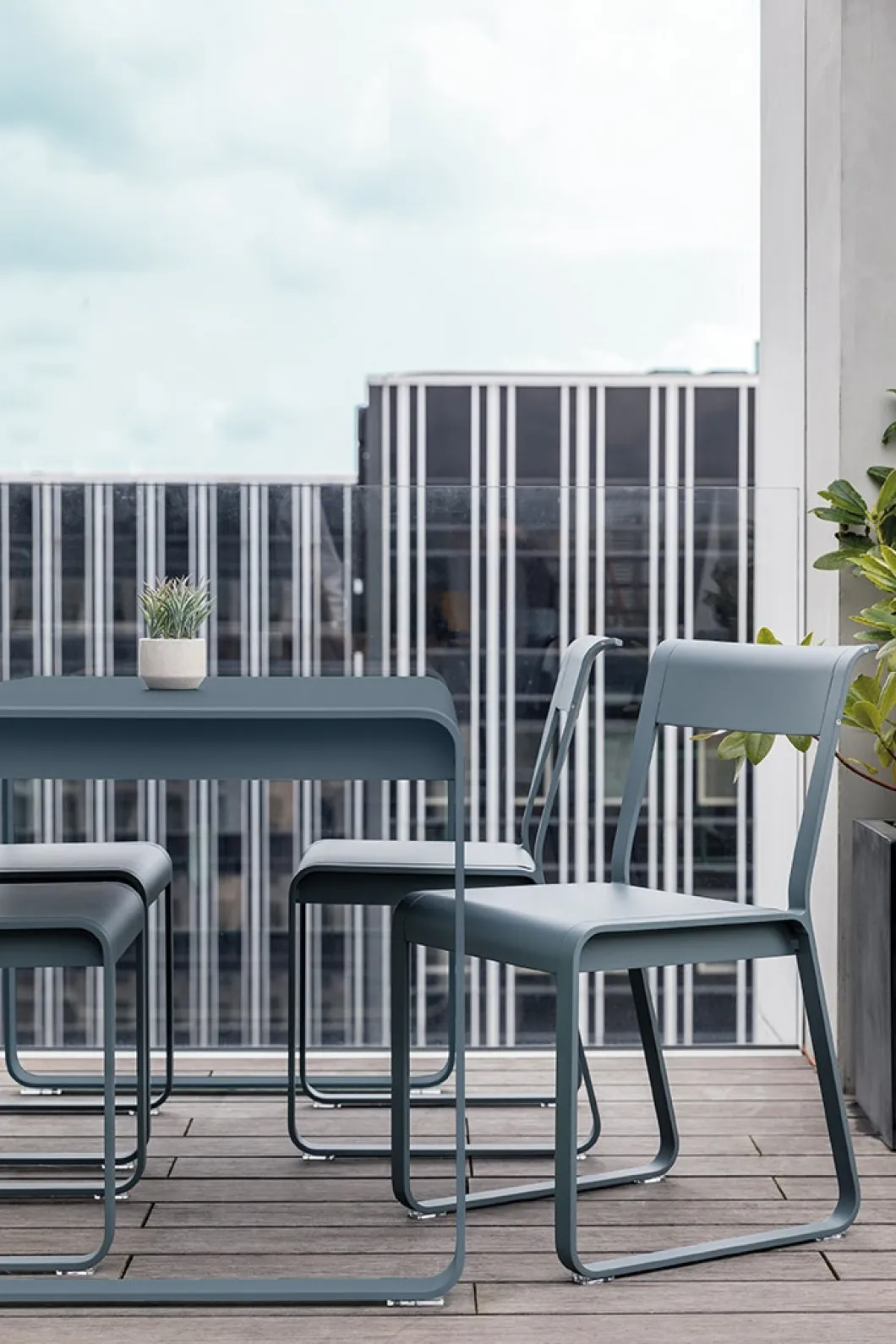 TABLE 140 X 80 CM